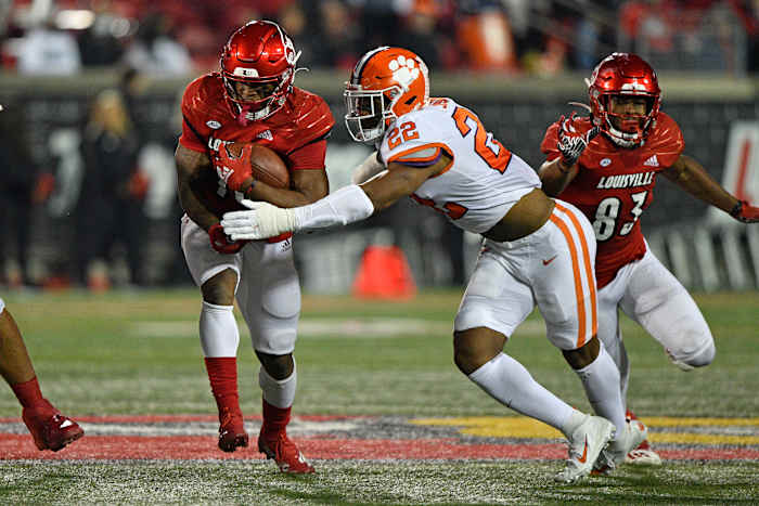 Clemson linebacker Trenton Simpson makes a tackle